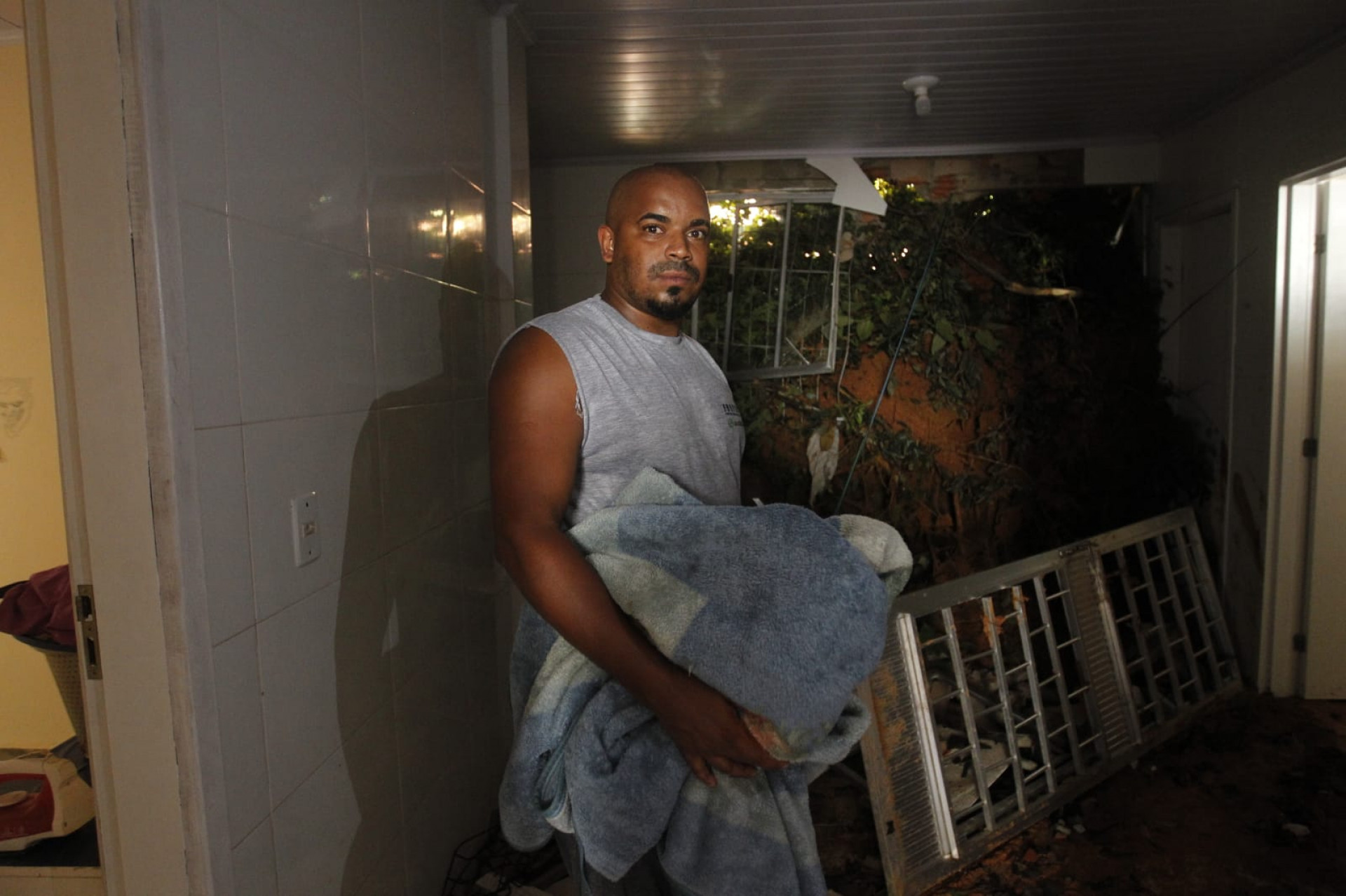 Marlon da Silva também teve a casa atingida durante às chuvas em Japeri - Reginaldo Pimenta/Agência O DIA