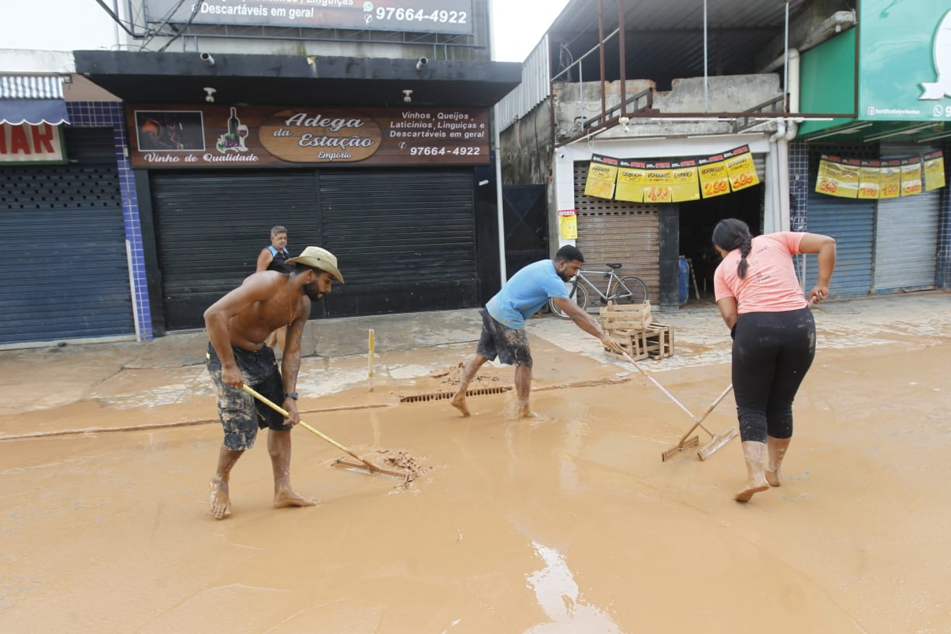 Rua Presidente Vargas com lama após forte chuva em Nova Iguaçu, na Baixada Fluminense - Reginaldo Pimenta/Agência O Dia