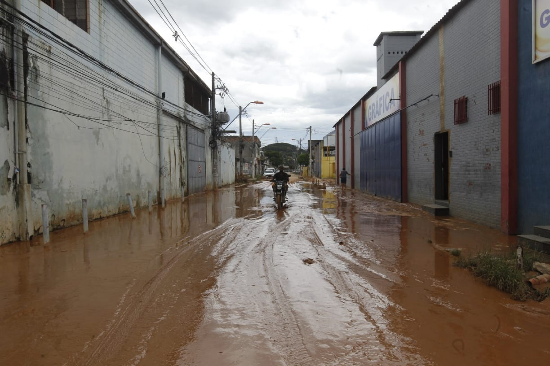 Rua Presidente Vargas com lama após forte chuva em Nova Iguaçu, na Baixada Fluminense - Reginaldo Pimenta/Agência O Dia