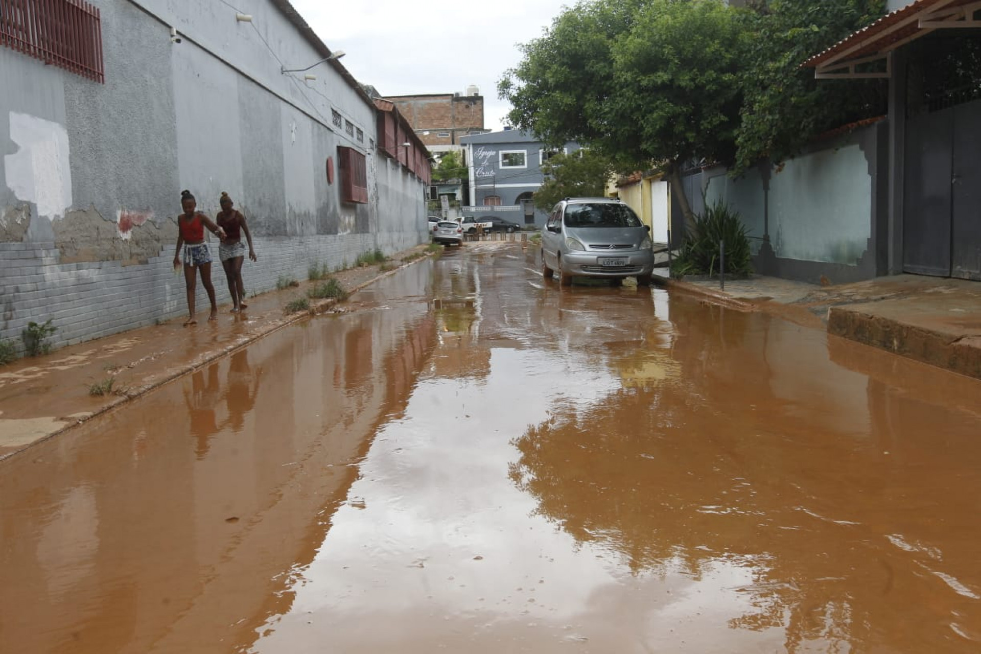 Rua Presidente Vargas com lama após forte chuva em Nova Iguaçu, na Baixada Fluminense - Reginaldo Pimenta/Agência O Dia