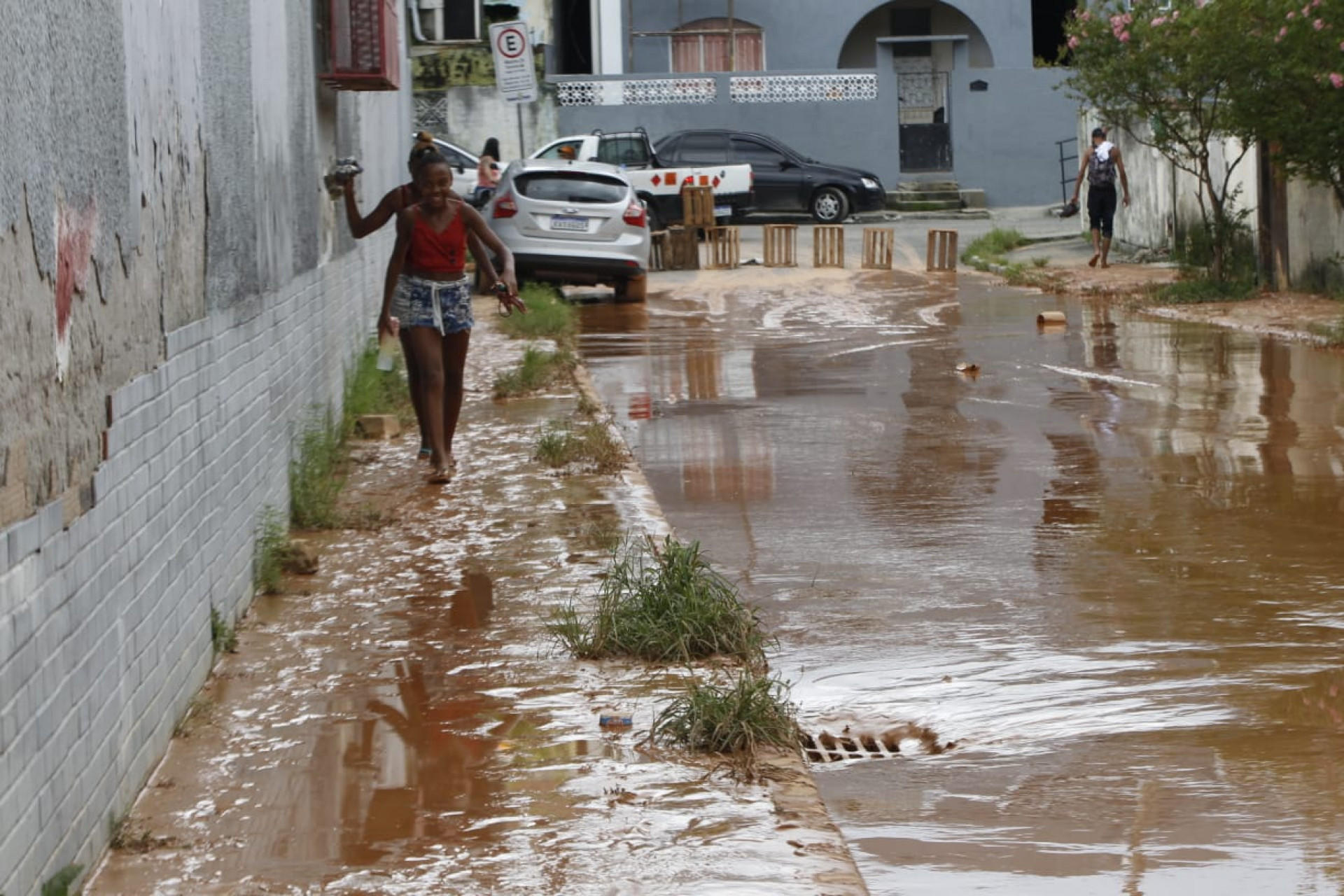 Rua Presidente Vargas com lama após forte chuva em Nova Iguaçu, na Baixada Fluminense - Reginaldo Pimenta/Agência O Dia