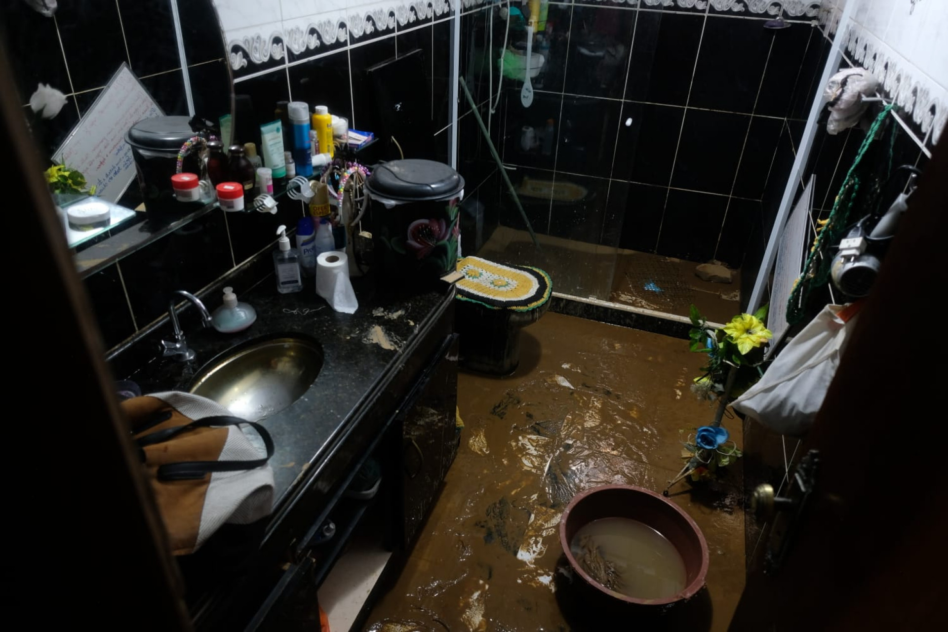 Moradores de Nova Iguaçu, na Baixada Fluminense, perderam móveis e objetos após alagamento durante chuva forte - Reginaldo Pimenta/Agência O Dia