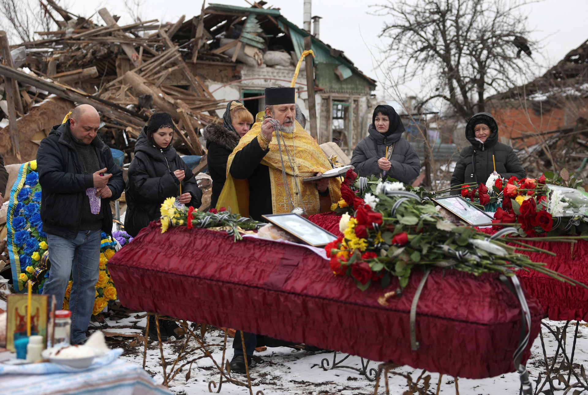 Vizinhos e líderes religiosos locais realizaram funeral das vítimas - Anatolii Stepanov/AFP