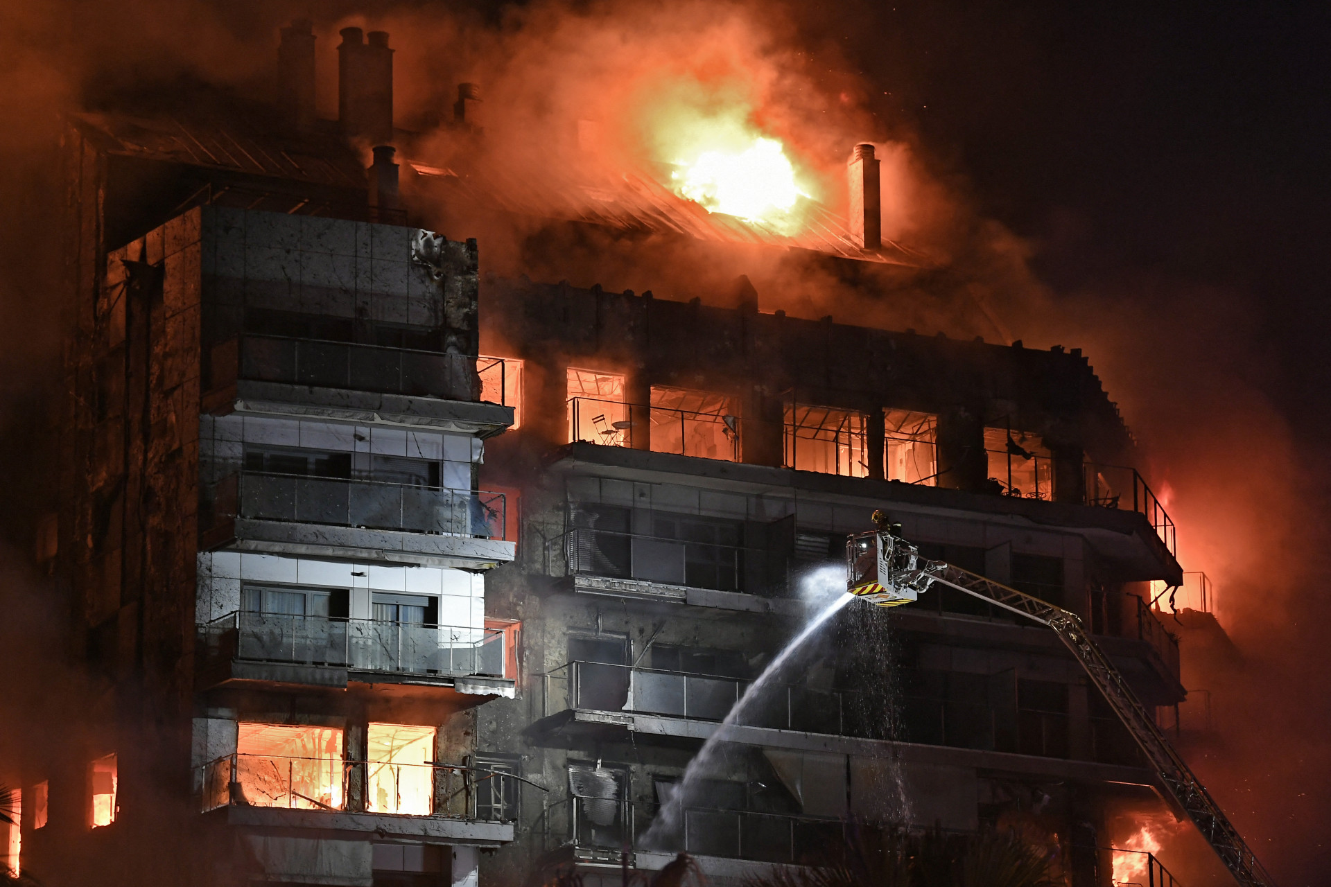 Bombeiros combatiam o incêndio e muitos se feriram - Jose Jordan/AFP