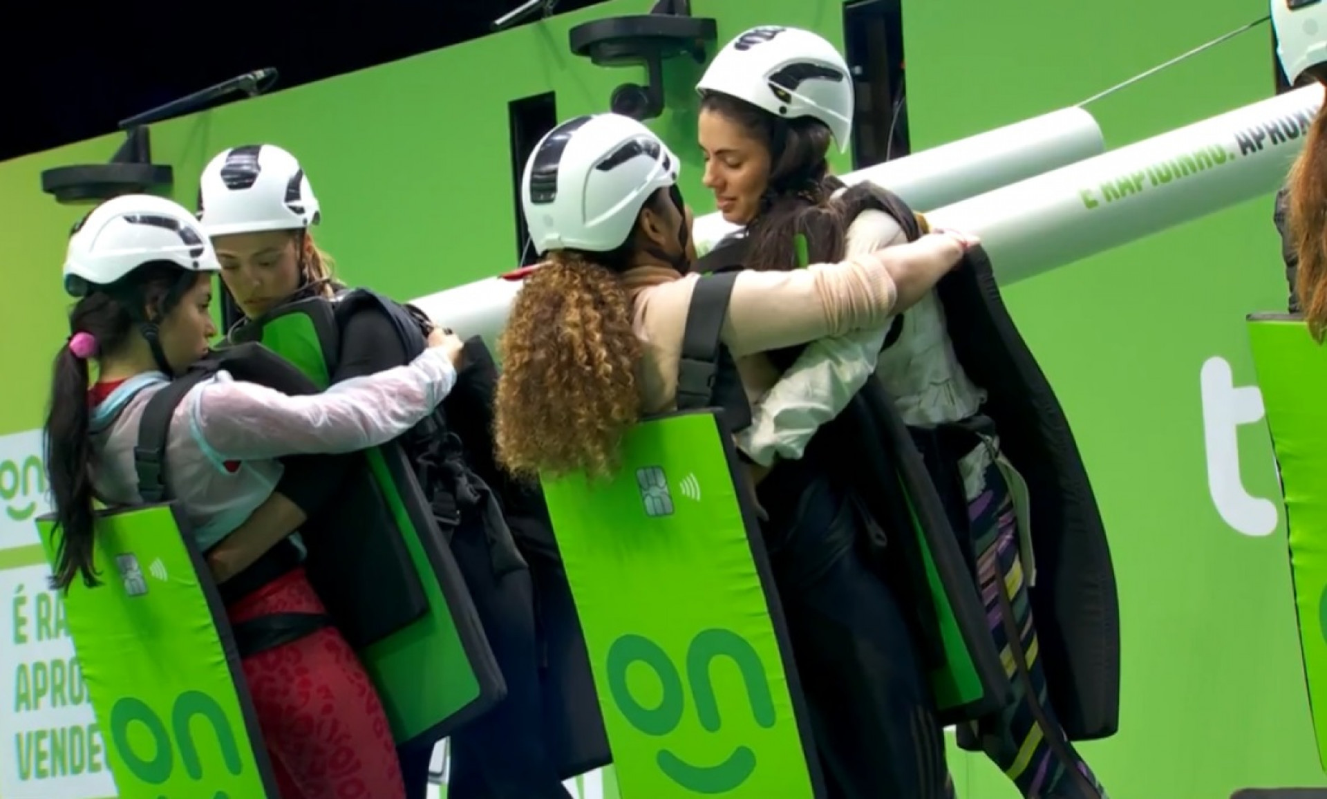 Fernanda e Pitel durante a disputa da prova do líder - Reprodução de vídeo / TV Globo