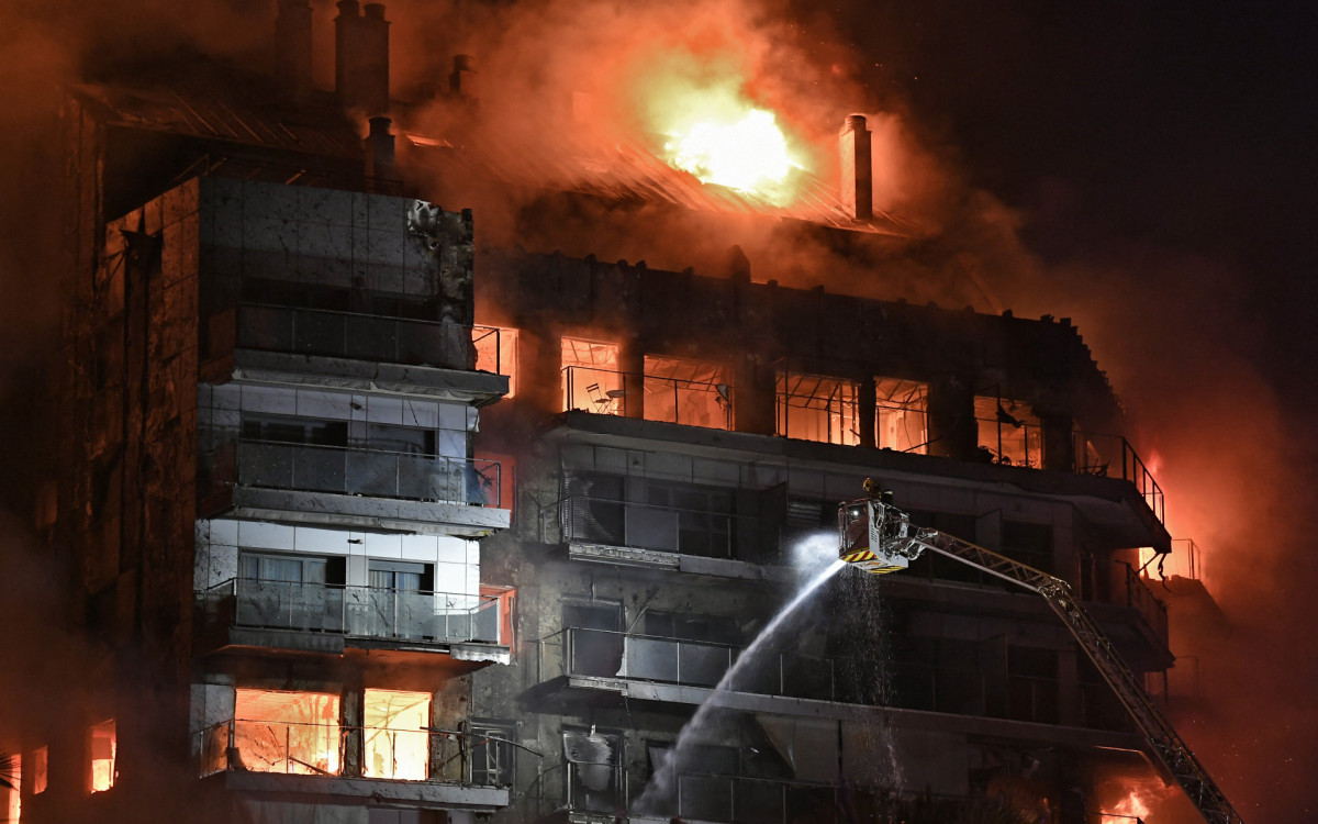 Bombeiros combatiam o incêndio e muitos se feriram