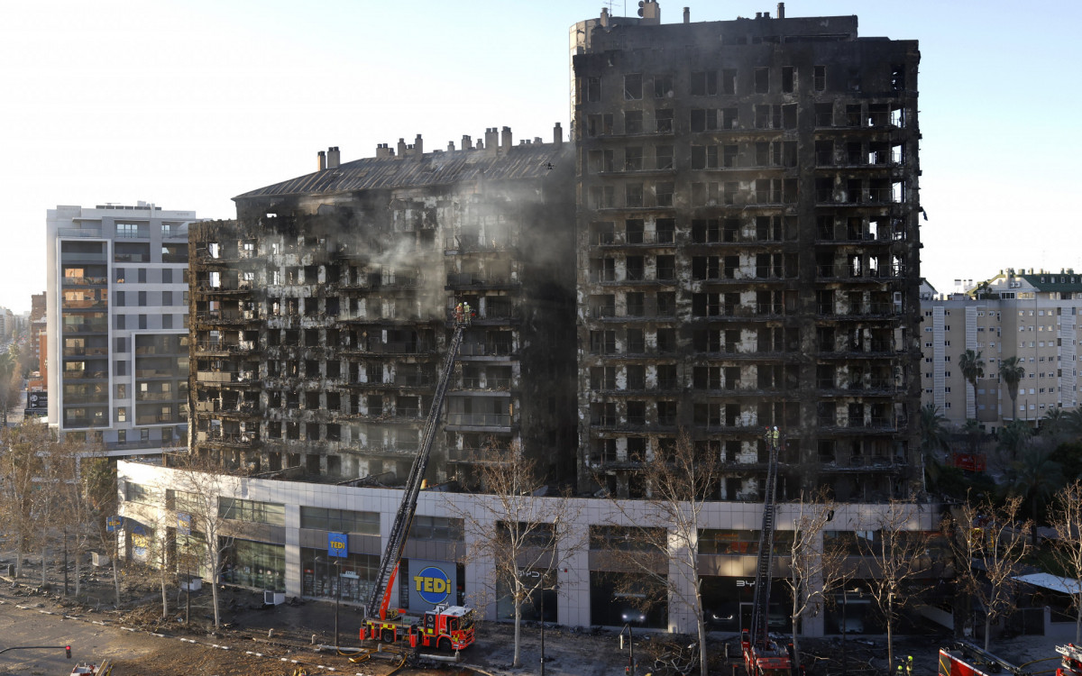 Manhã seguinte a mostra destruição causada pelas chamas