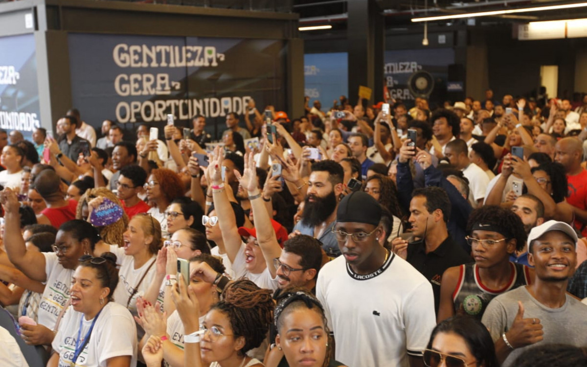 Centenas de populares participaram da cerimônia de inauguração do Terminal Gentileza - Reginaldo Pimenta/Agência O Dia