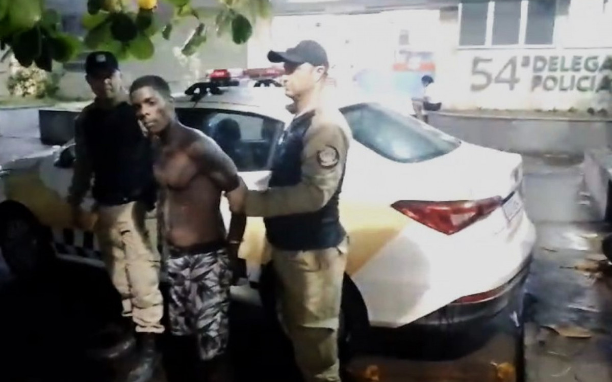 Os guardas municipais conduzem Alexsandro de Oliveira à delegacia