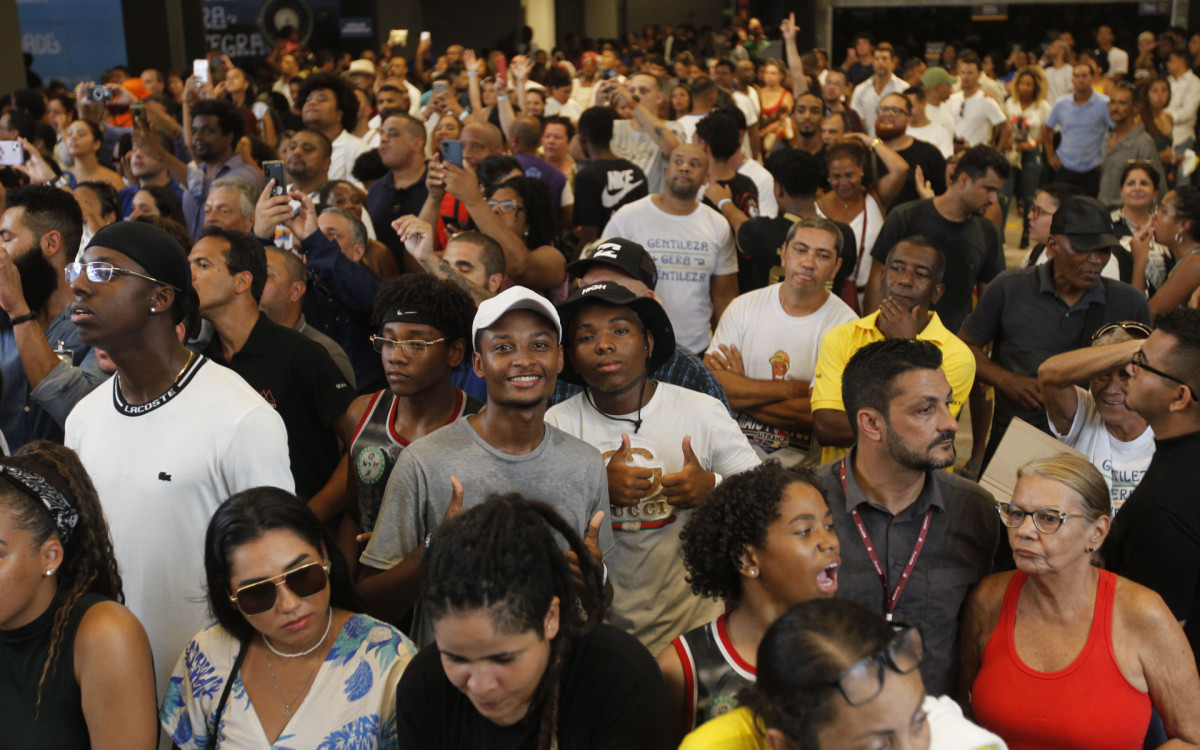 Centenas de populares participaram da cerimônia de inauguração do Terminal Gentileza
- Reginaldo Pimenta/Agência O Dia