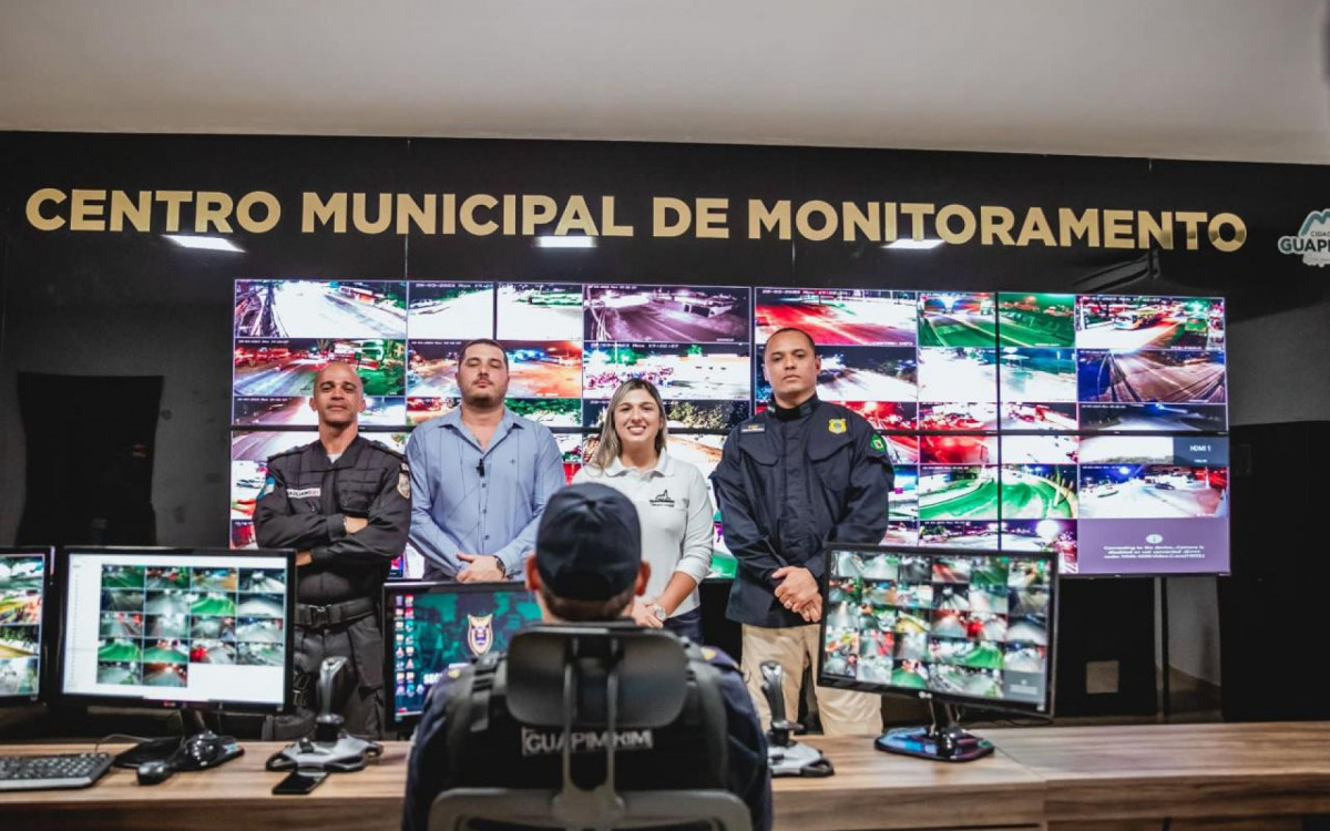 Da esquerda para a direita: o comandante do 34º BPM, tenente-coronel Braziliano; o secretário municipal de Segurança de Guapimirim, Wallace Gulineli; a prefeita de Guapimirim, Marina Rocha; e o chefe da 4ª Delegacia Regional da PRF, Marcelo Monteiro - Foto: Secom PMG - Divulgação