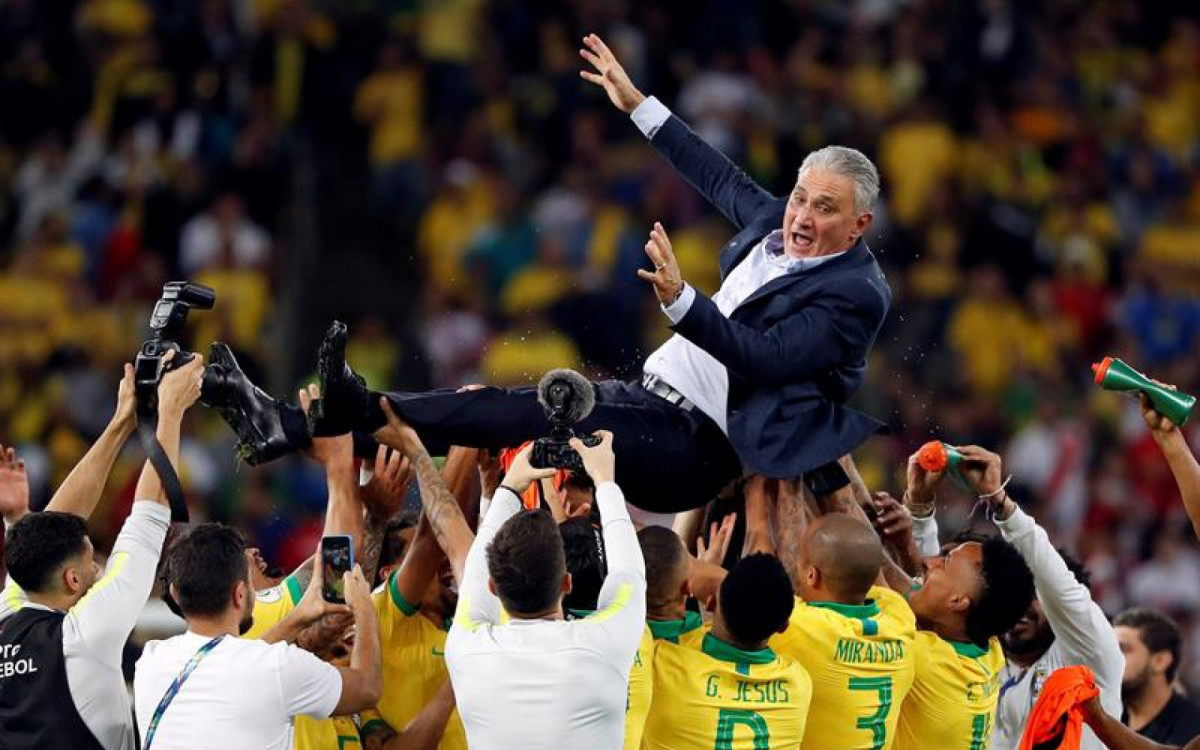 Tite sendo ovacionado pelos jogadores campeões da Copa América