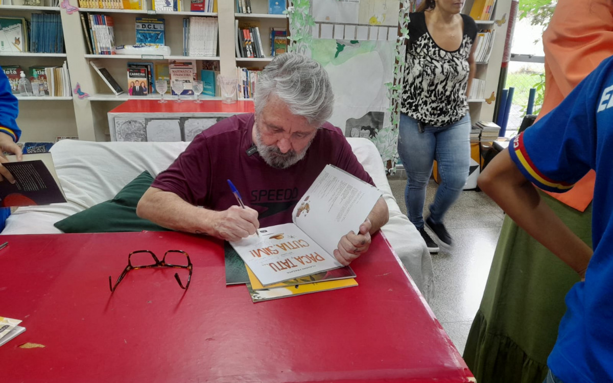 Vencedor do prêmio Jabuti de Literatura vem a Casimiro autografar obras
