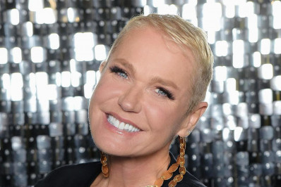 Xuxa se rende ao meme 'Calma, Calabreso' e posa com blusa personalizada em navio