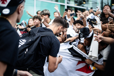 Vídeo: torcida do Vasco recebe o time com festa no Espírito Santo