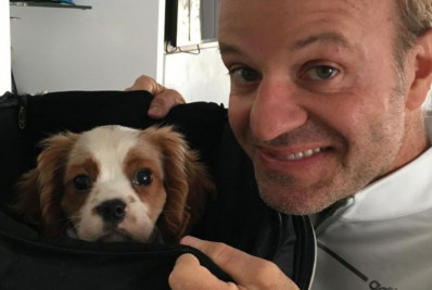 Rubinho Barrichello lamenta morte de cachorro após ingerir bitucas de cigarro