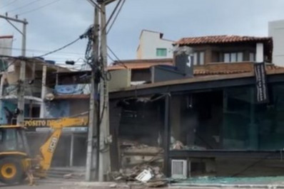 Antigo restaurante na orla da Praia Grande, em Arraial do Cabo, é demolido após anos de imbróglio judicial