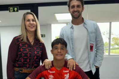 Filho de Eliza Samudio assina primeiro contrato com o Athletico-PR