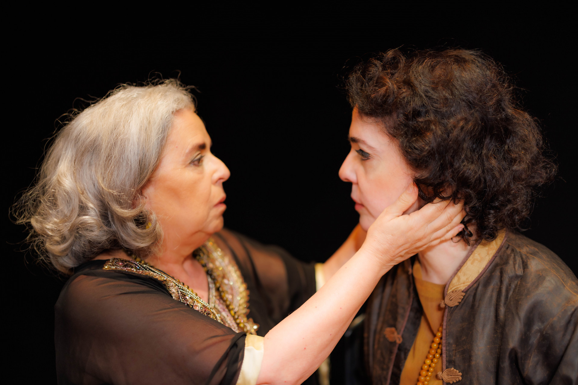 Guida Vianna e Silvia Buarque vivem duas gera&ccedil;&otilde;es de m&atilde;e e filha na pe&ccedil;a A Menina Escorrendo dos Olhos da M&atilde;e, em cartaz no Teatro Poeirinha - Nil Canin&eacute;