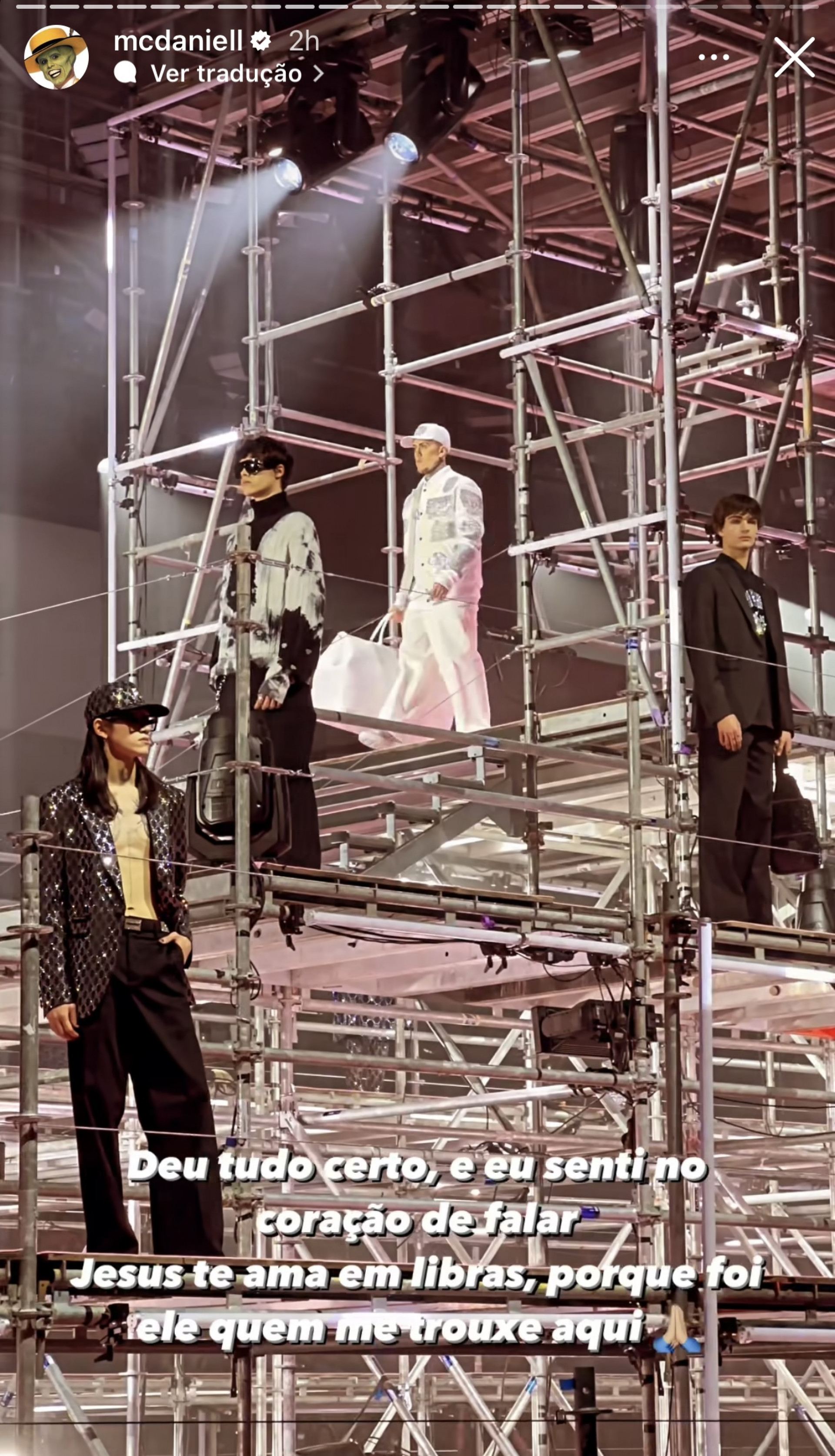 MC Daniel faz gestos em libras em desfile na Semana de Moda de Milão - Reprodução