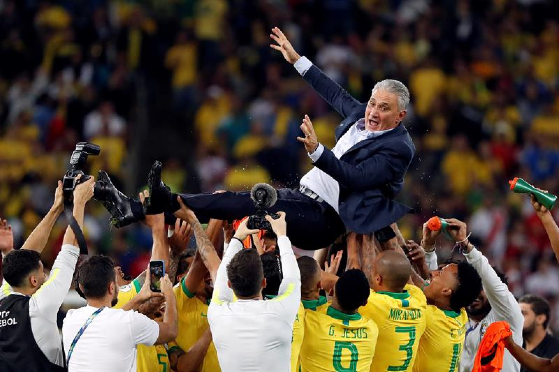 Tite sendo ovacionado pelos jogadores campeões da Copa América - Reprodução Internet