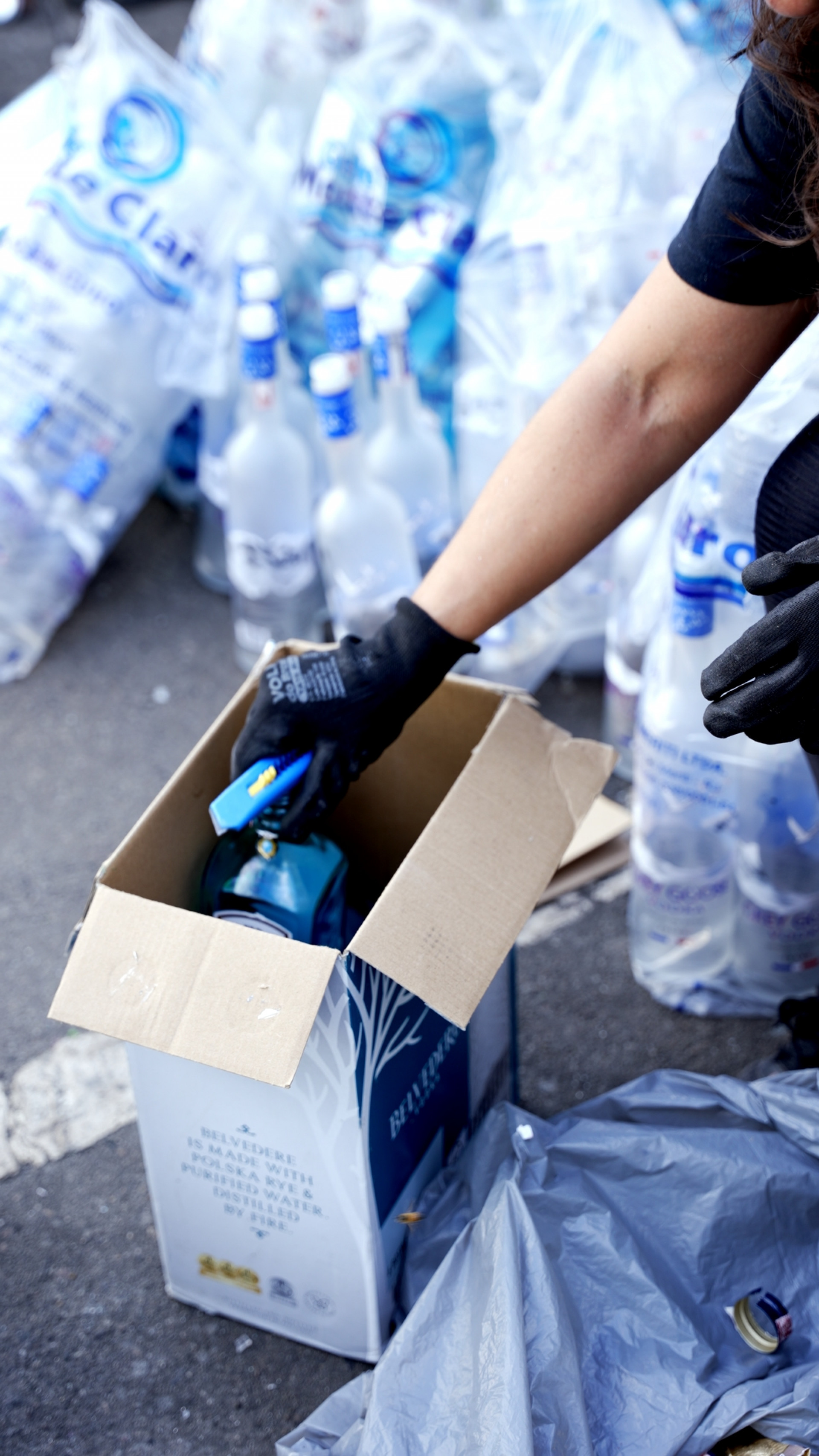 Restos de fantasias, plástico e vidro foram triturados para virar material reciclável - Divulgação