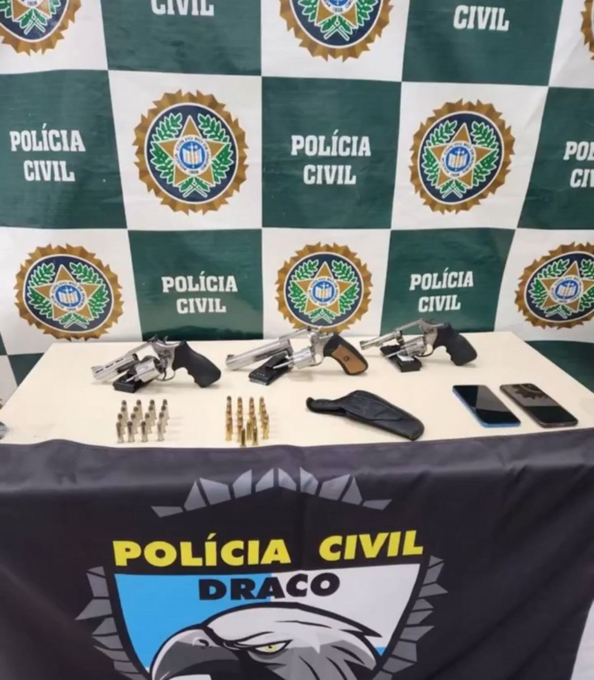 Com o grupo, três revolveres foram apreendidos - Divulgação/Draco