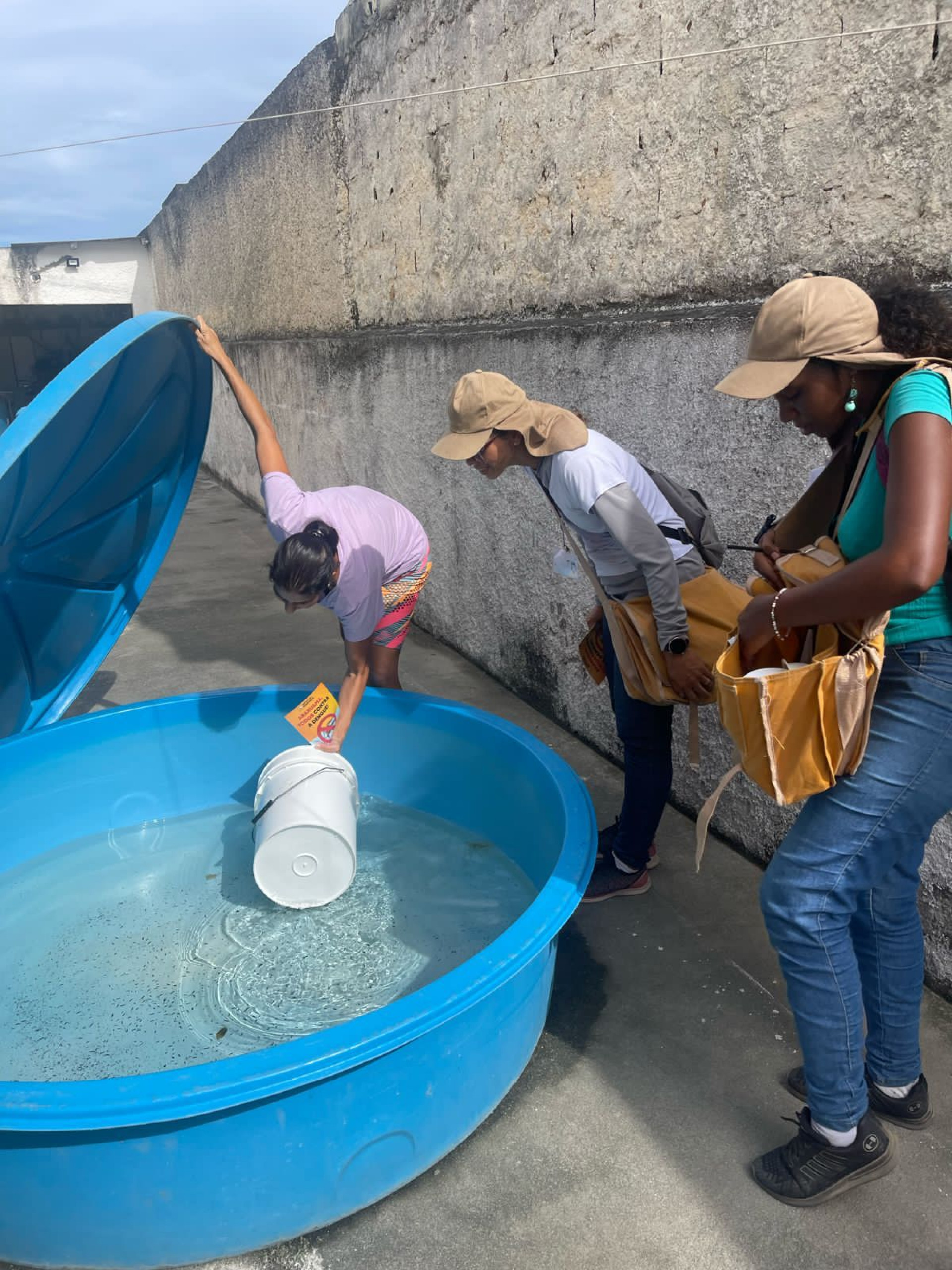 Os agentes de saúde orientaram os moradores sobre as medidas de combate ao Aedes aegypti e realizaram a pulverização dos imóveis