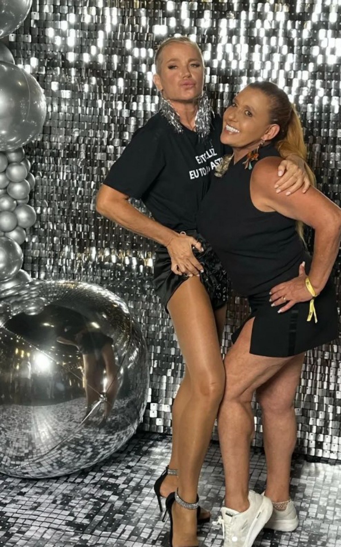Xuxa e Rita Cadillac fazem pose para foto - Reprodução / Instagram