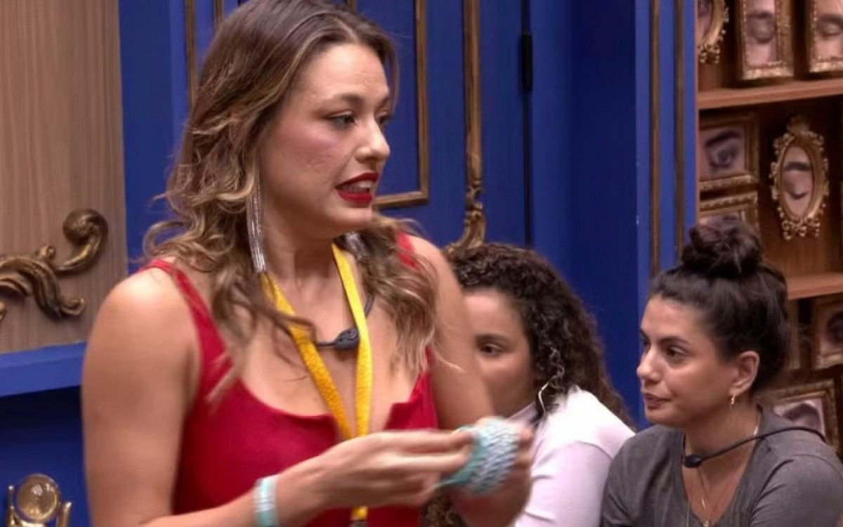 Beatriz entregando as pulseiras do VIP após assumir a liderança - Globo
