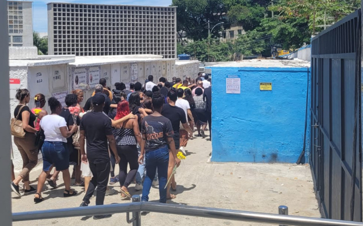 Cerca de 100 pessoas estiveram no Cemit&eacute;rio do Pechincha - Lucas Cardoso/Ag&ecirc;ncia O Dia