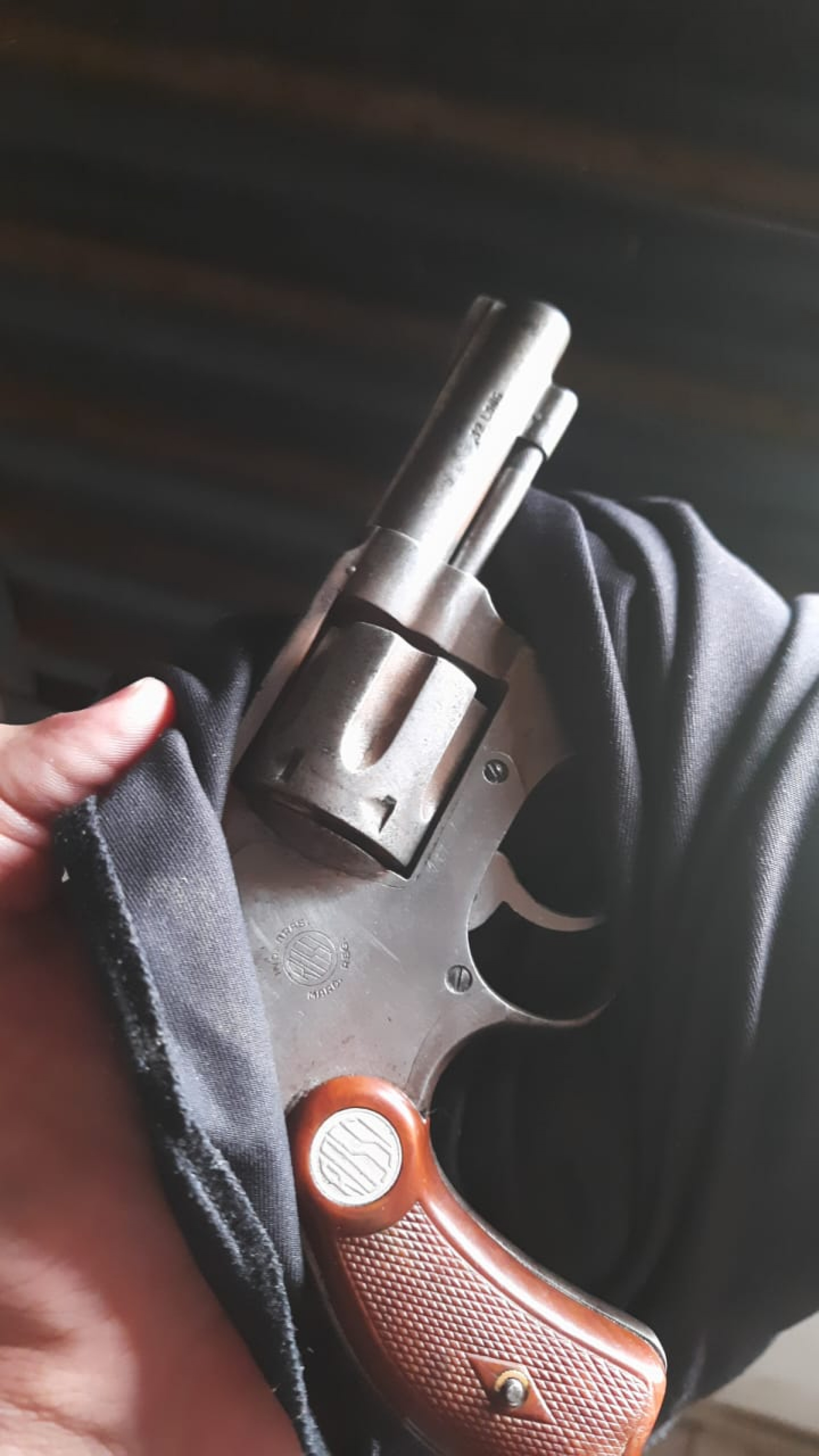 Um dos revólveres apreendidos.