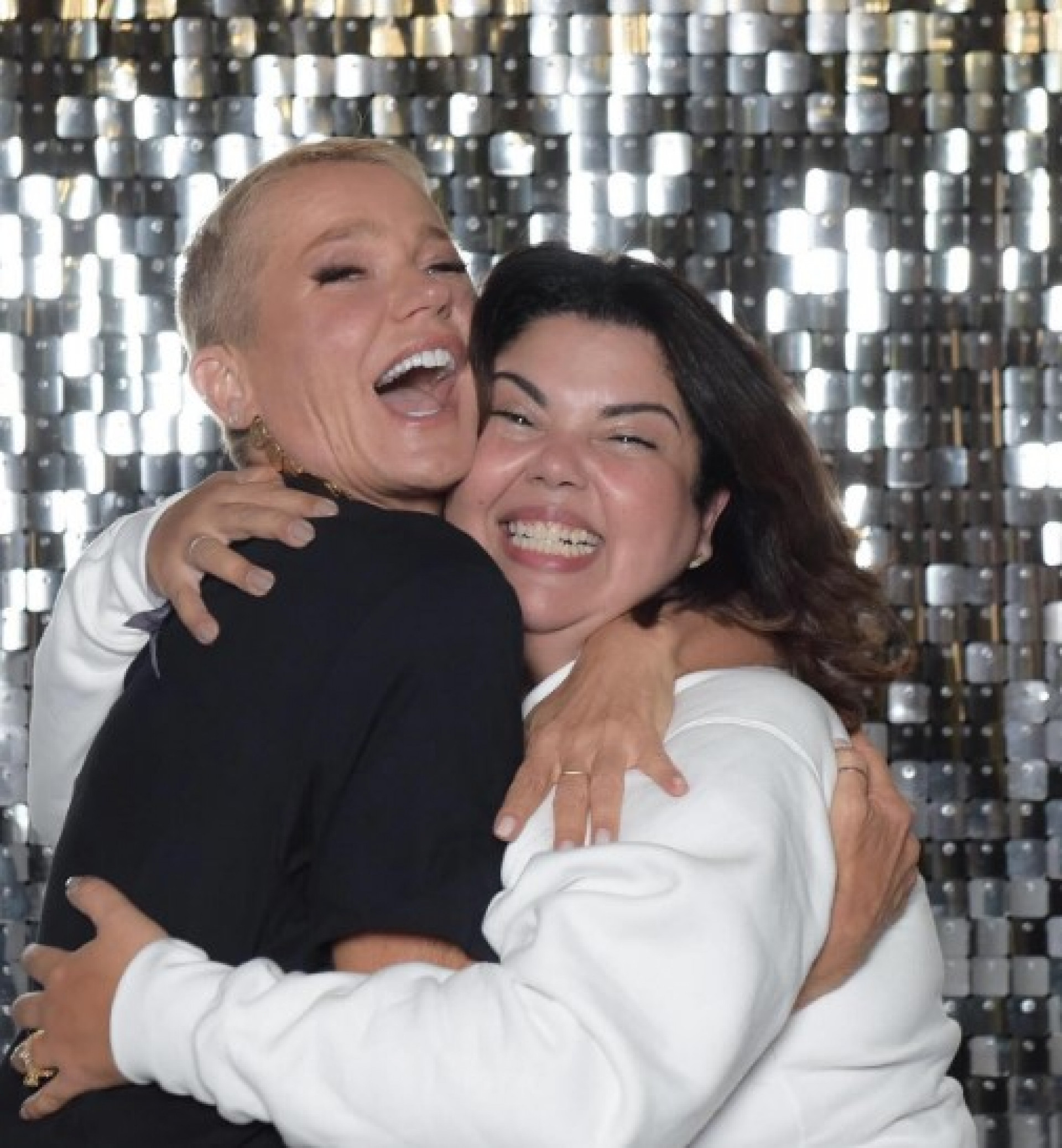 Xuxa e a atriz Fabiana Karla no cruzeiro da apresentadora