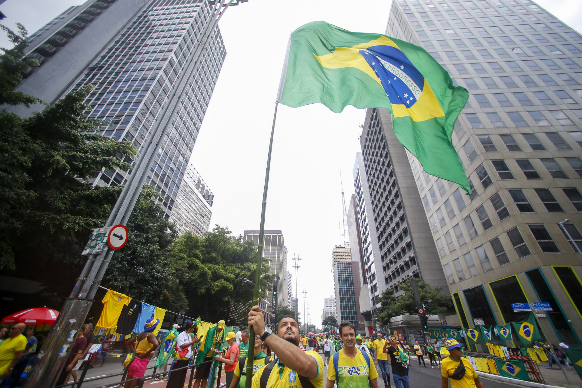 Homem exibe bandeira do Brasil durante manifestação - AFP
