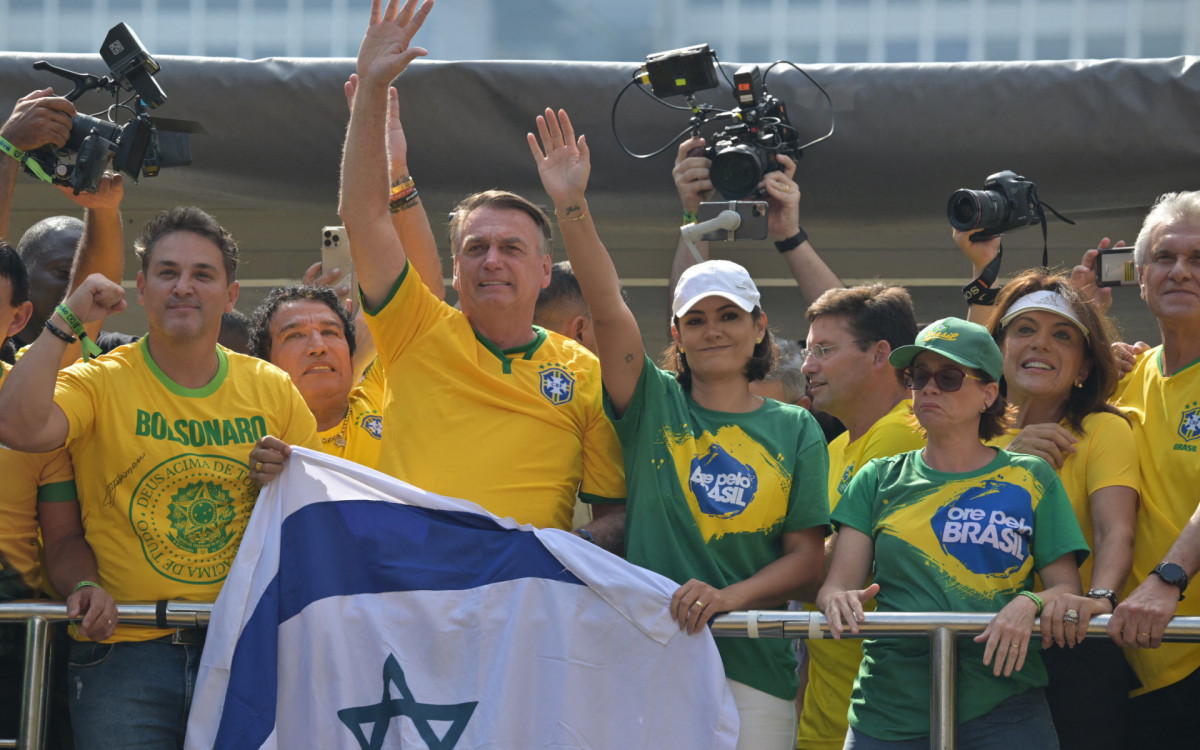 O ex-presidente Bolsonaro exibe bandeira de Israel em ato que reuniu uma multidão, na tarde de ontem