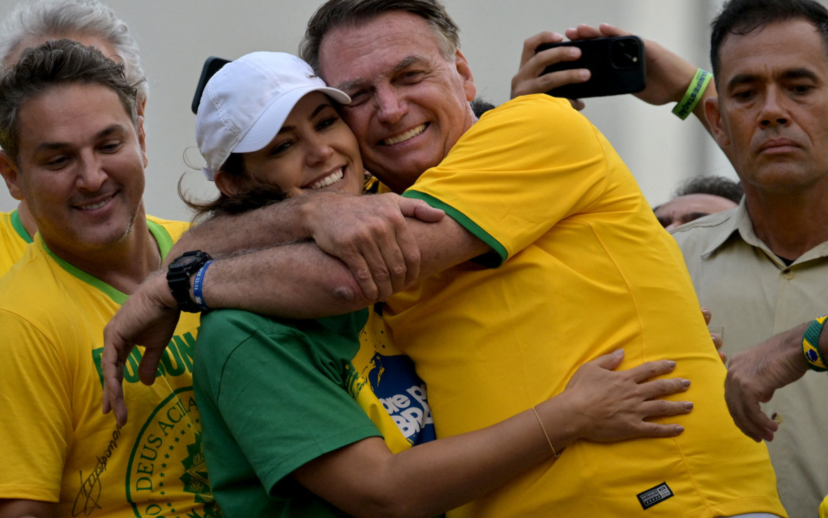 Jair e Michelle Bolsonaro em ato na Avenida Paulista neste domingo (25) 
