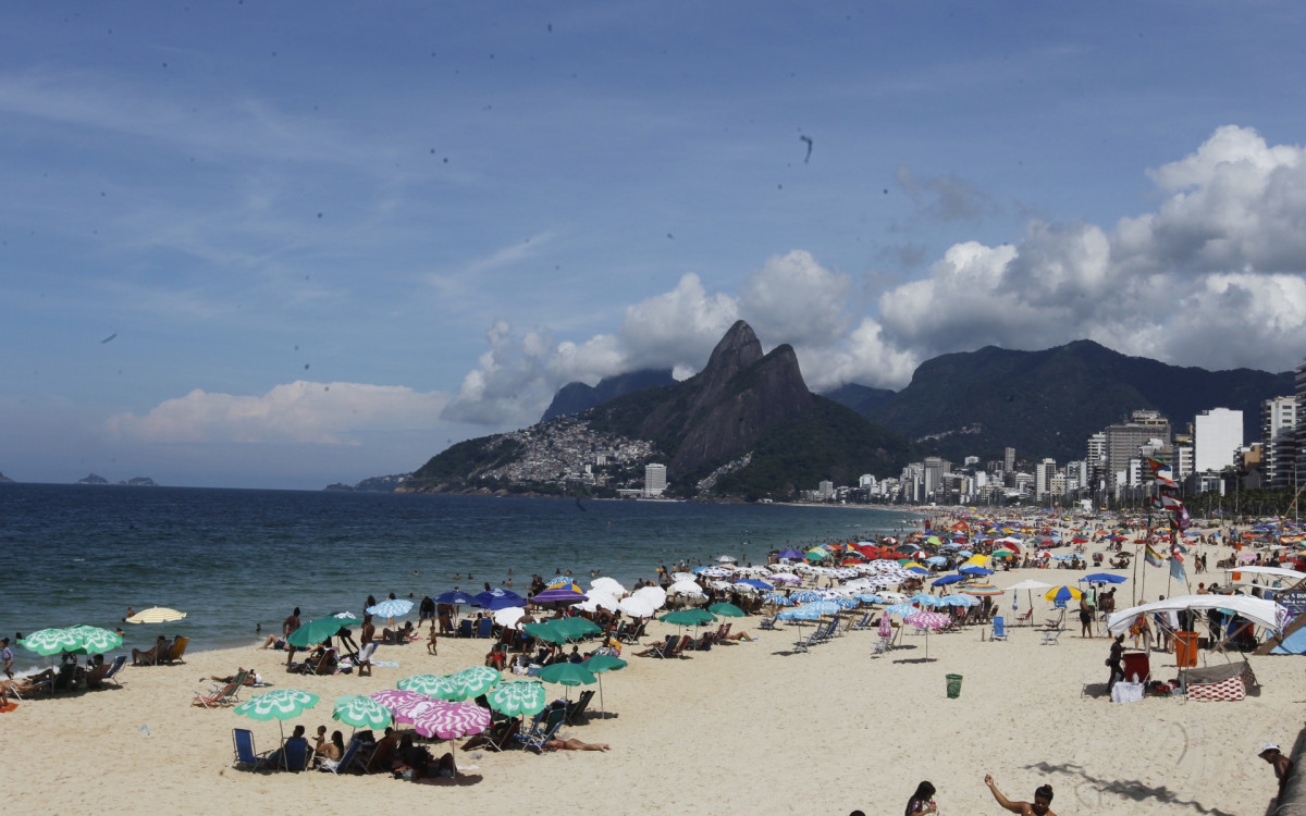 Praia de Ipanema recebeu diversas pessoas neste domingo (25)