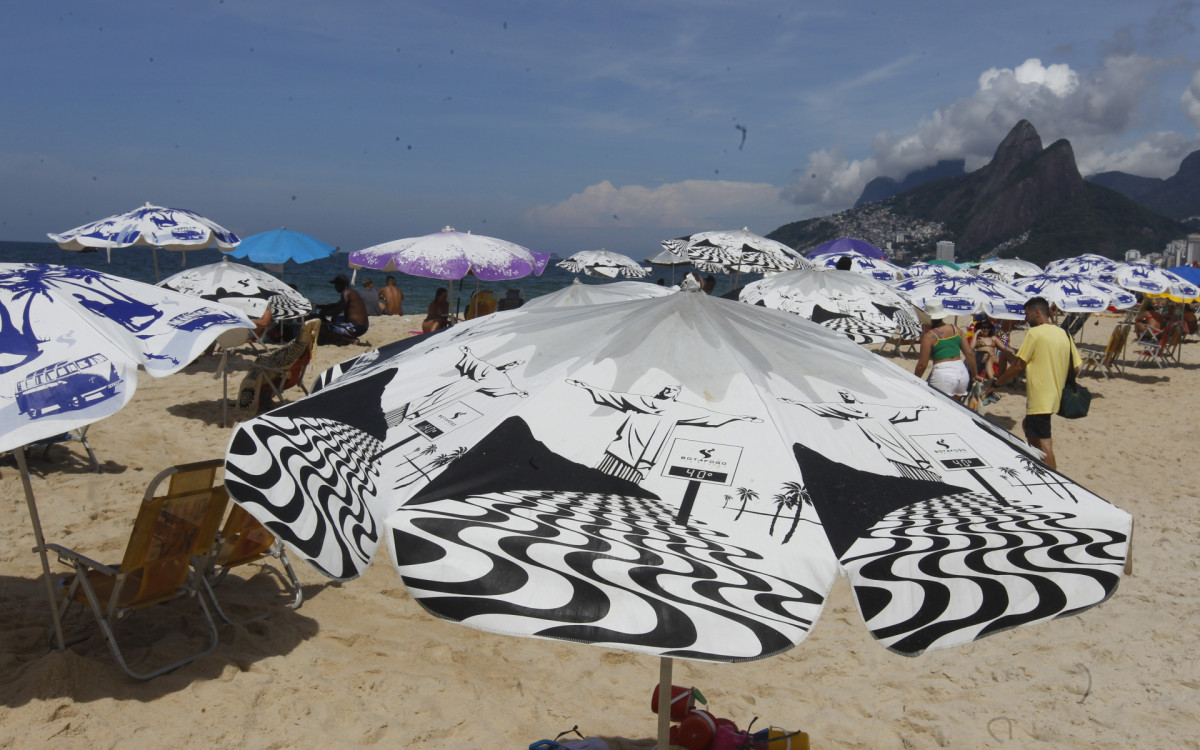 Praia de Ipanema recebeu diversas pessoas neste domingo (25)