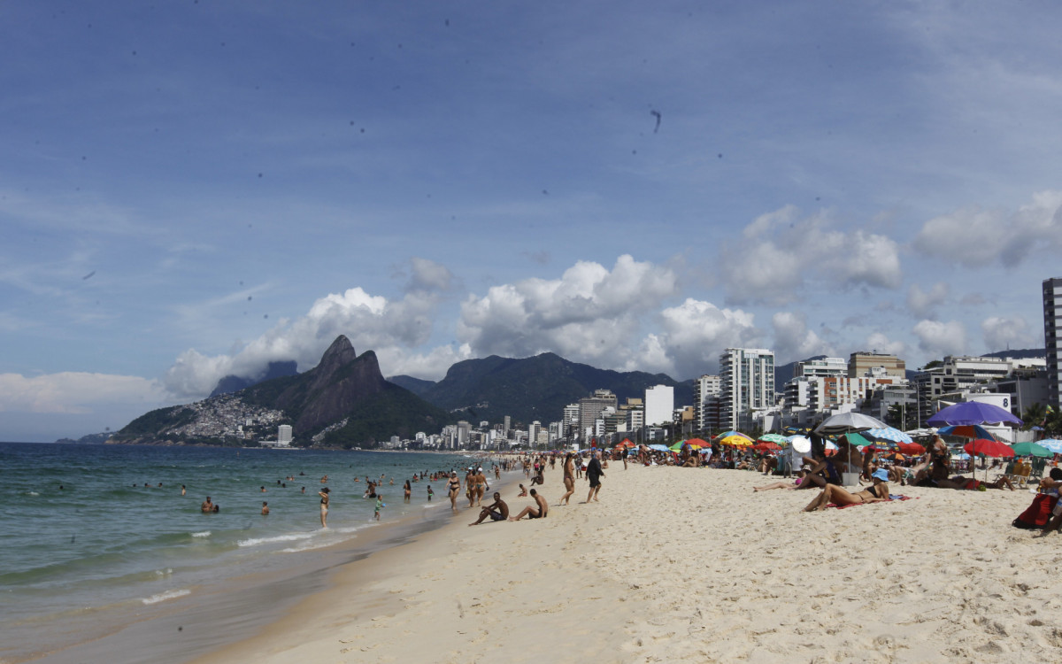 Praia de Ipanema recebeu diversas pessoas neste domingo (25)