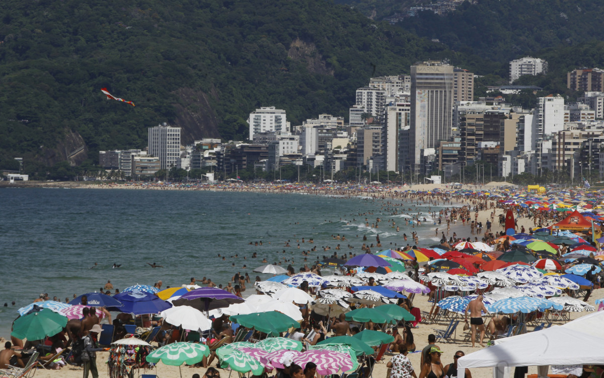 Movimenta&ccedil;&atilde;o na praia de Ipanema na Zona Sul do Rio de Janeiro neste domingo(25). Foto: Reginaldo Pimenta/Ag&ecirc;ncia O Dia - Reginaldo Pimenta / Agencia O Dia