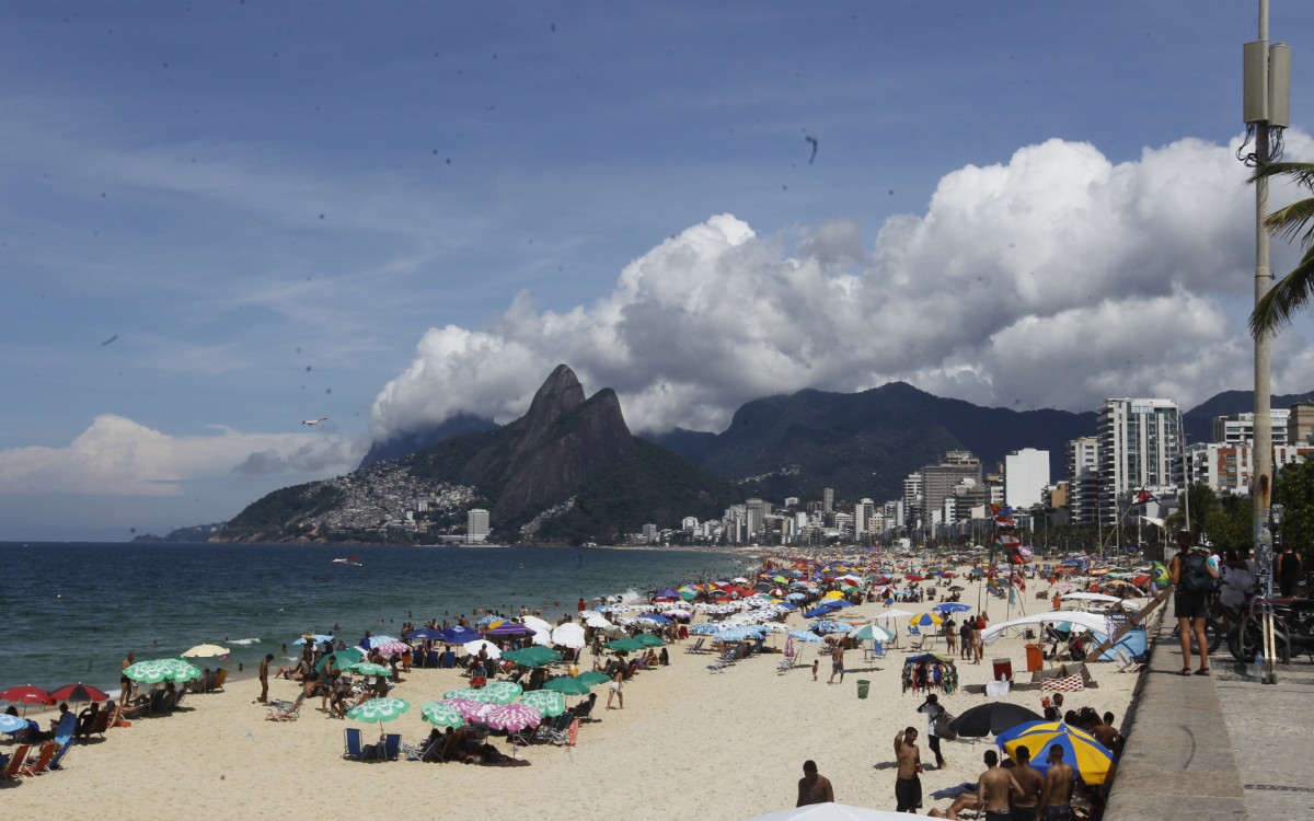 Praia de Ipanema recebeu diversas pessoas neste domingo (25)
