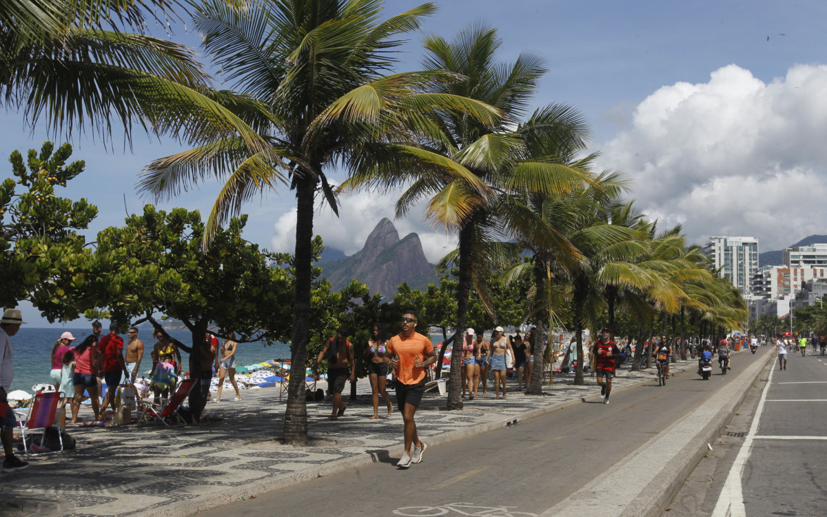 Movimentação na praia de Ipanema na Zona Sul do Rio de Janeiro neste domingo(25). Foto: Reginaldo Pimenta/Agência O Dia