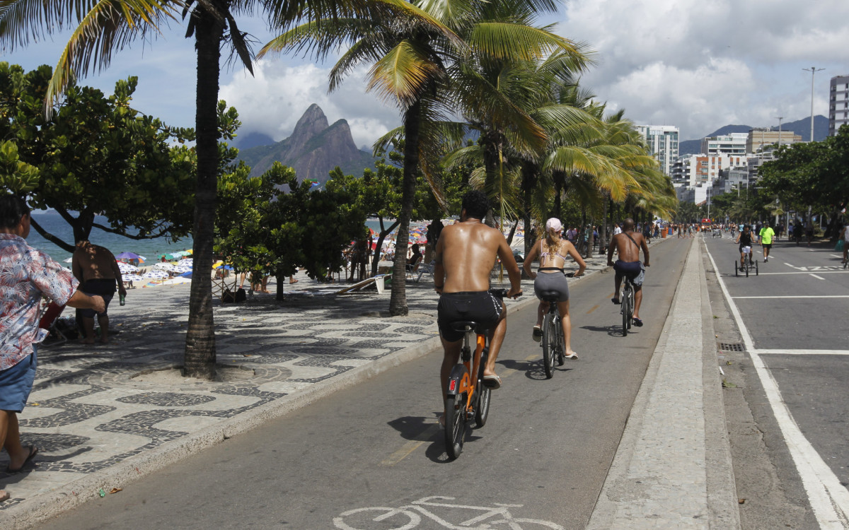 Praia de Ipanema recebeu diversas pessoas neste domingo (25)