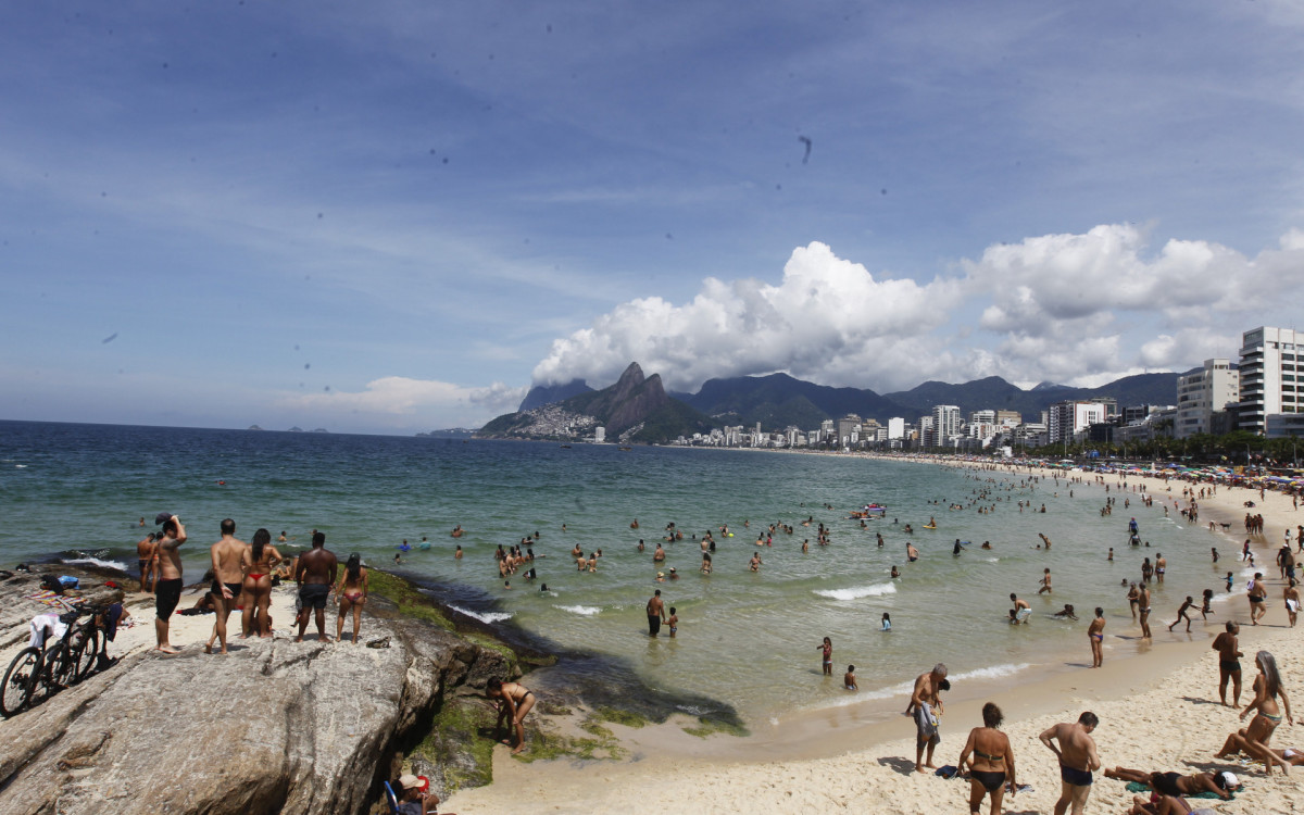 Praia de Ipanema recebeu diversas pessoas neste domingo (25)