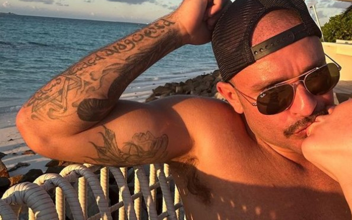 Diogo Nogueira e Paolla Oliveira se beijam nas Maldivas