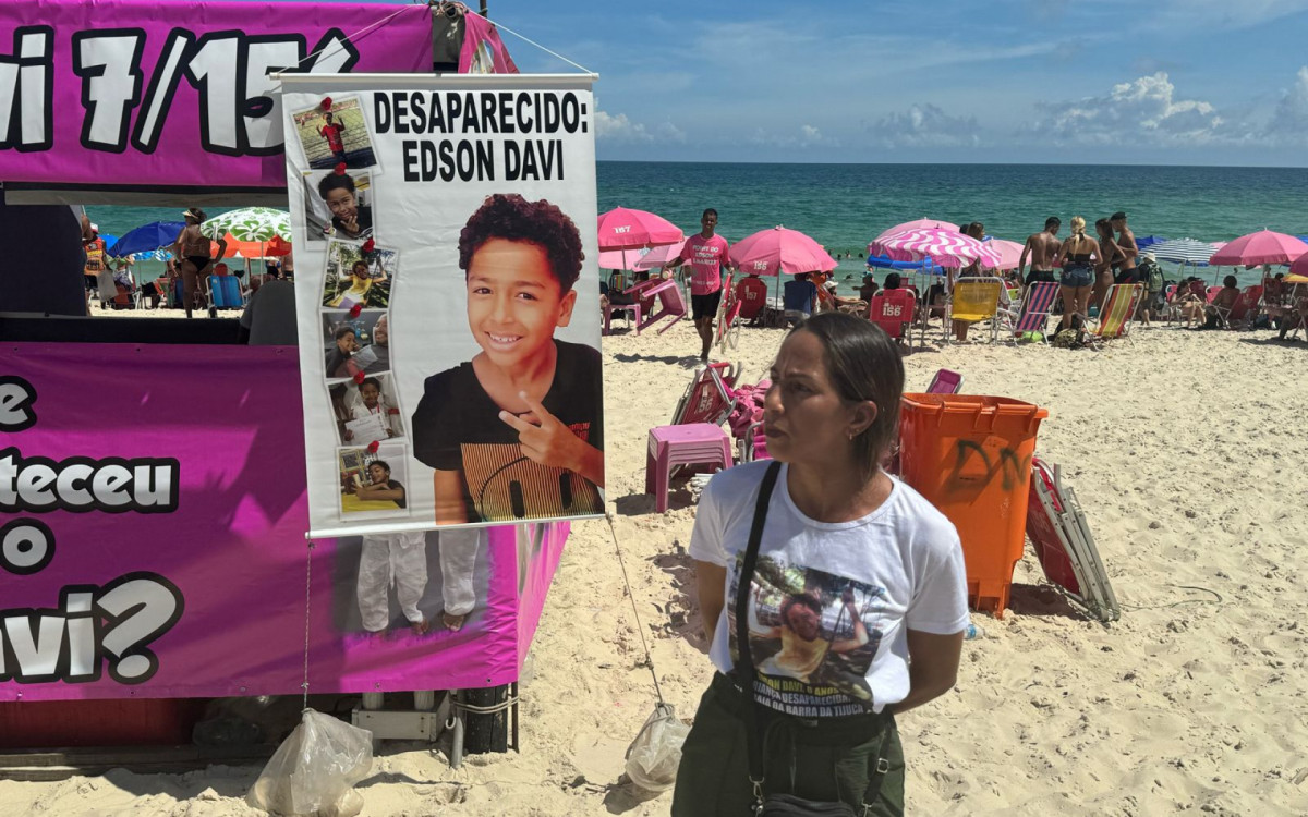 Marize Araújo, mãe de Edson Davi, em frente à barraca da família