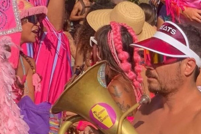 Carnaval não acabou! Bloco anima travessia em barca para Paquetá e agita foliões