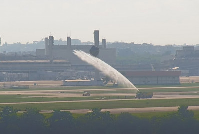 Brigadistas interceptam com jatos d'água balão que cairia em pista do Aeroporto Internacional Tom Jobim