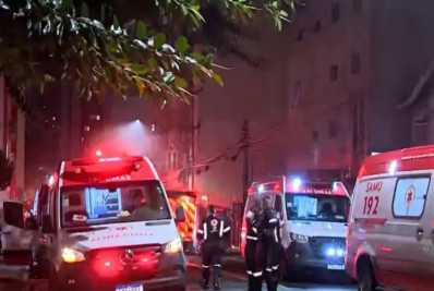 Apartamento pega fogo após explosões e bombeiros fazem resgate de rapel