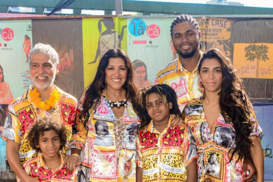 Regina Casé recebe famosos em festa de aniversário